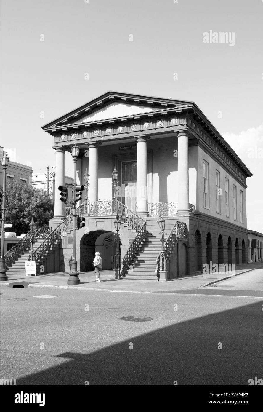 Lo storico edificio del mercato di Charleston, South Carolina, USA, che mostra la sua iconica architettura all'aria aperta e la vibrante attività. Foto Stock