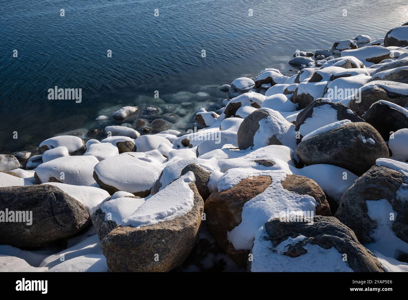 Split Ice sulla superficie dell'acqua di mare in motivi frastagliati visti dall'alto nell'Oceano Atlantico settentrionale in inverno Foto Stock
