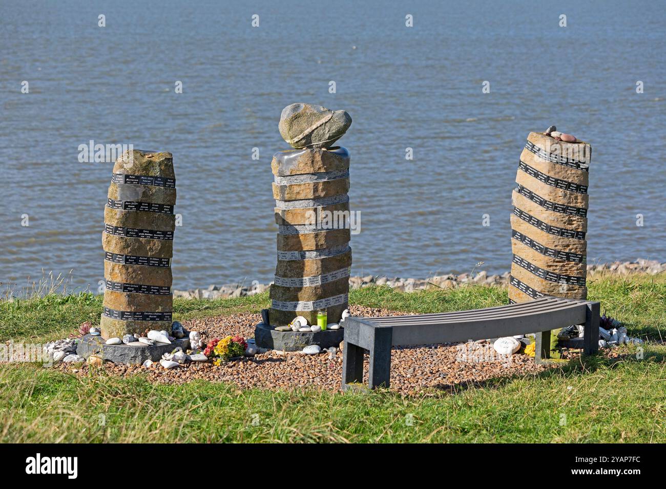 Luogo commemorativo per le persone sepolte in mare, porto, Strucklahnungshörn, Nordstrand, Frisia settentrionale, Schleswig-Holstein, Germania Foto Stock