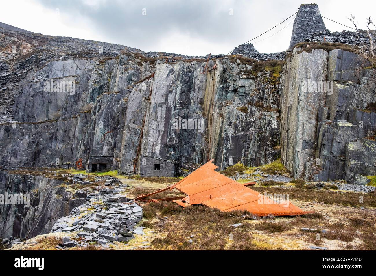 Vecchi resti rovinati di lavori su uno dei livelli superiori della cava di ardesia di Dinorwic. Dinorwig, Llanberis, Gwynedd, Galles, Regno Unito, Regno Unito Foto Stock