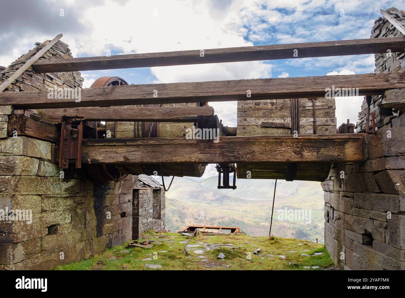 Vecchia attrezzatura di avvolgimento abbandonata nella cava di ardesia di Dinorwic. Dinorwig, Llanberis, Gwynedd, Galles, Regno Unito, Regno Unito Foto Stock