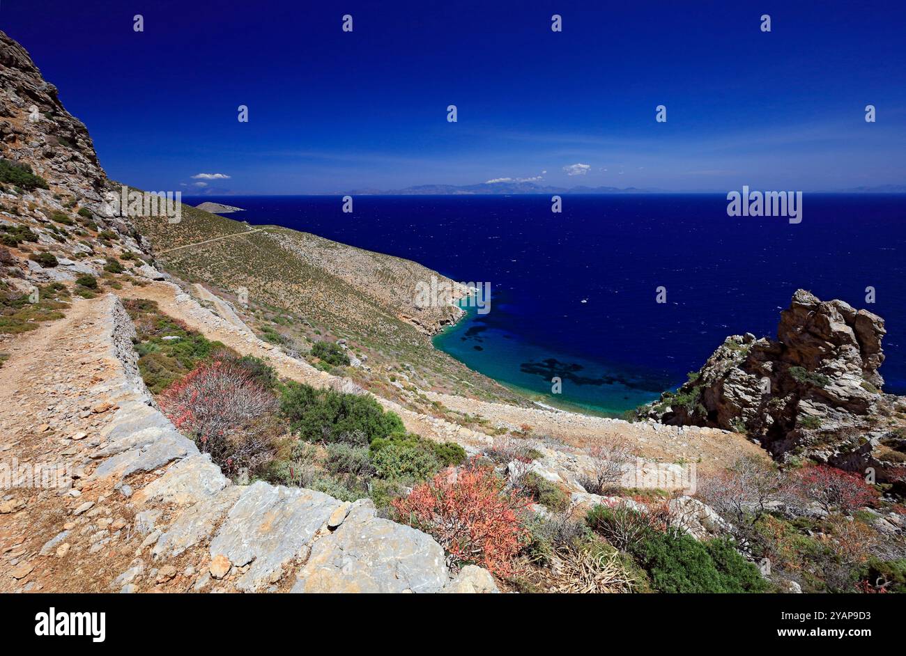 Sentiero tra Livadia e Gera, in primavera, Tilos, Isole del Dodecaneso, Egeo meridionale, Grecia. Foto Stock