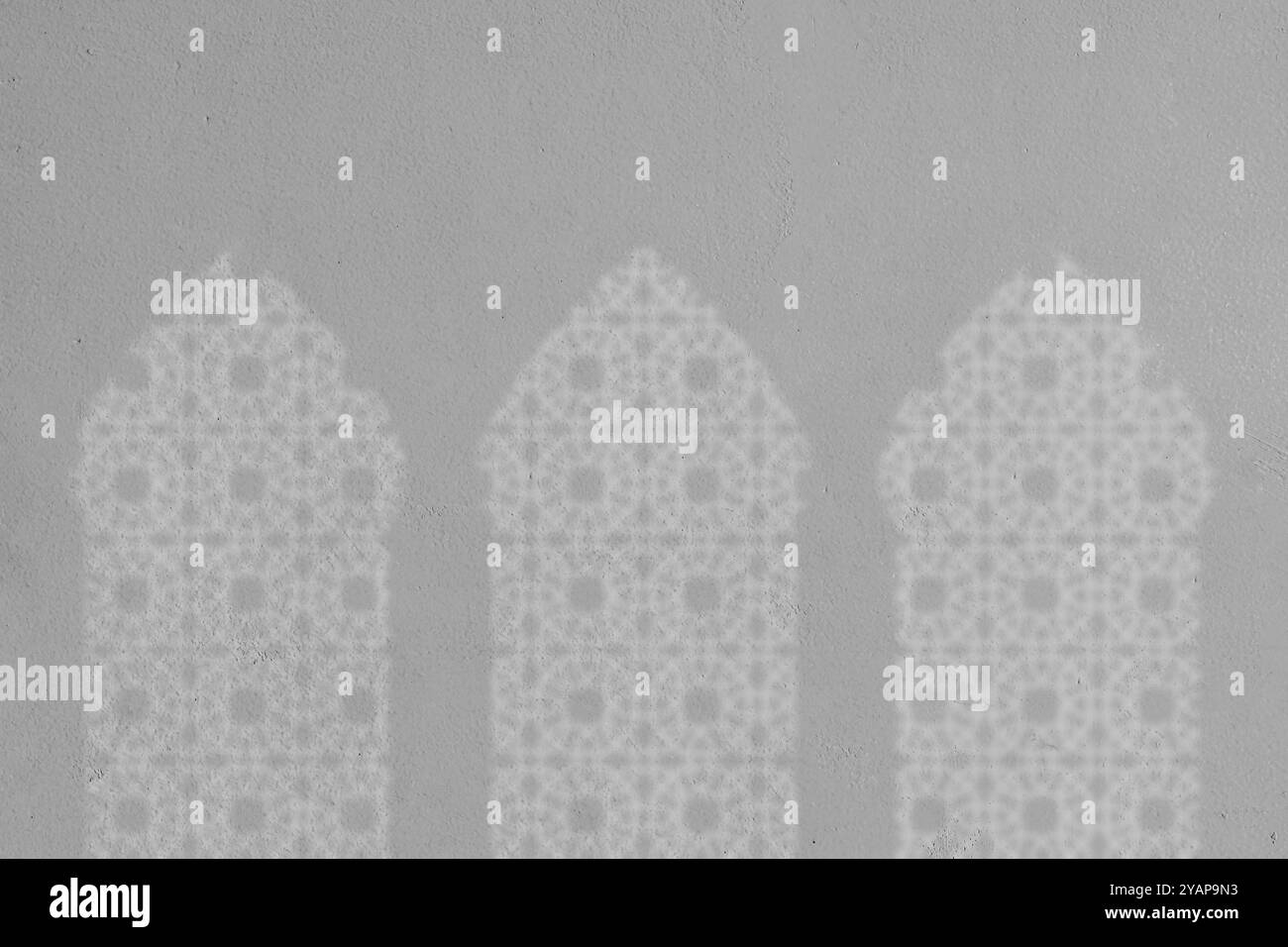 Ombra bianca di tre finestre a forma di moschea ad arco sul muro. Religione islamica, Ramadan kareem, o Eid al Fitr Foto Stock