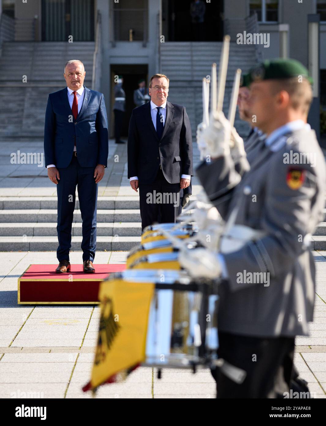 Berlino, Germania. 15 ottobre 2024. Boris Pistorius (SPD, M), ministro federale della difesa, riceve Zukan Helez (l), ministro della difesa della Bosnia ed Erzegovina, prima di un incontro bilaterale con onori militari al Bendlerblock, la sede del Ministero federale della difesa. Crediti: Bernd von Jutrczenka/dpa/Alamy Live News Foto Stock