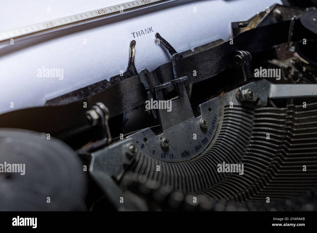 Una macchina da scrivere e la parola "GRAZIE" scritta sul giornale. Messaggio di ringraziamento per la presentazione o l'attività Foto Stock