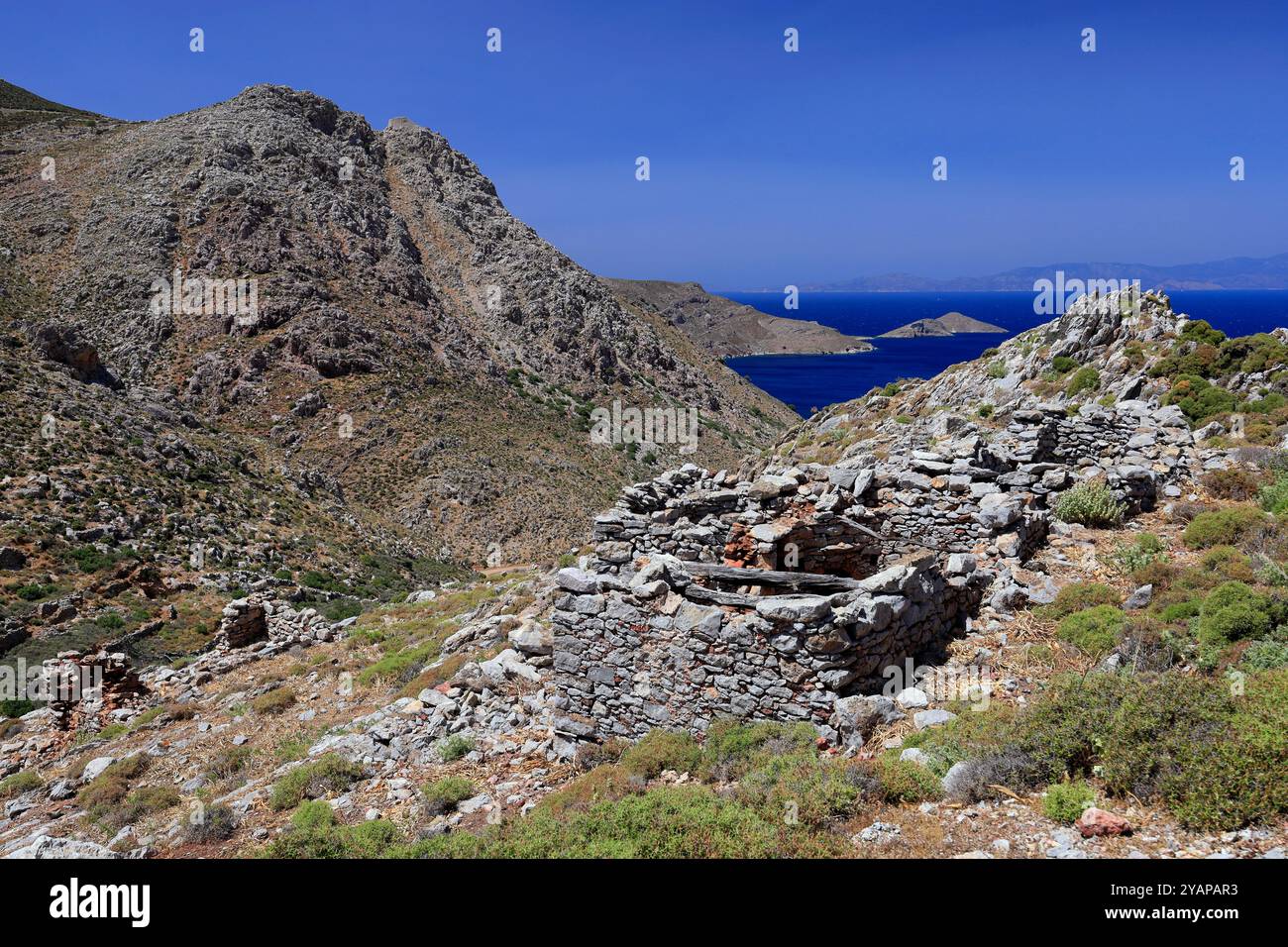 Vista Elivata della baia di Livadia dal sentiero vicino a Vournos, all'isola di Tilos, alle isole del Dodecaneso, in Grecia. Foto Stock