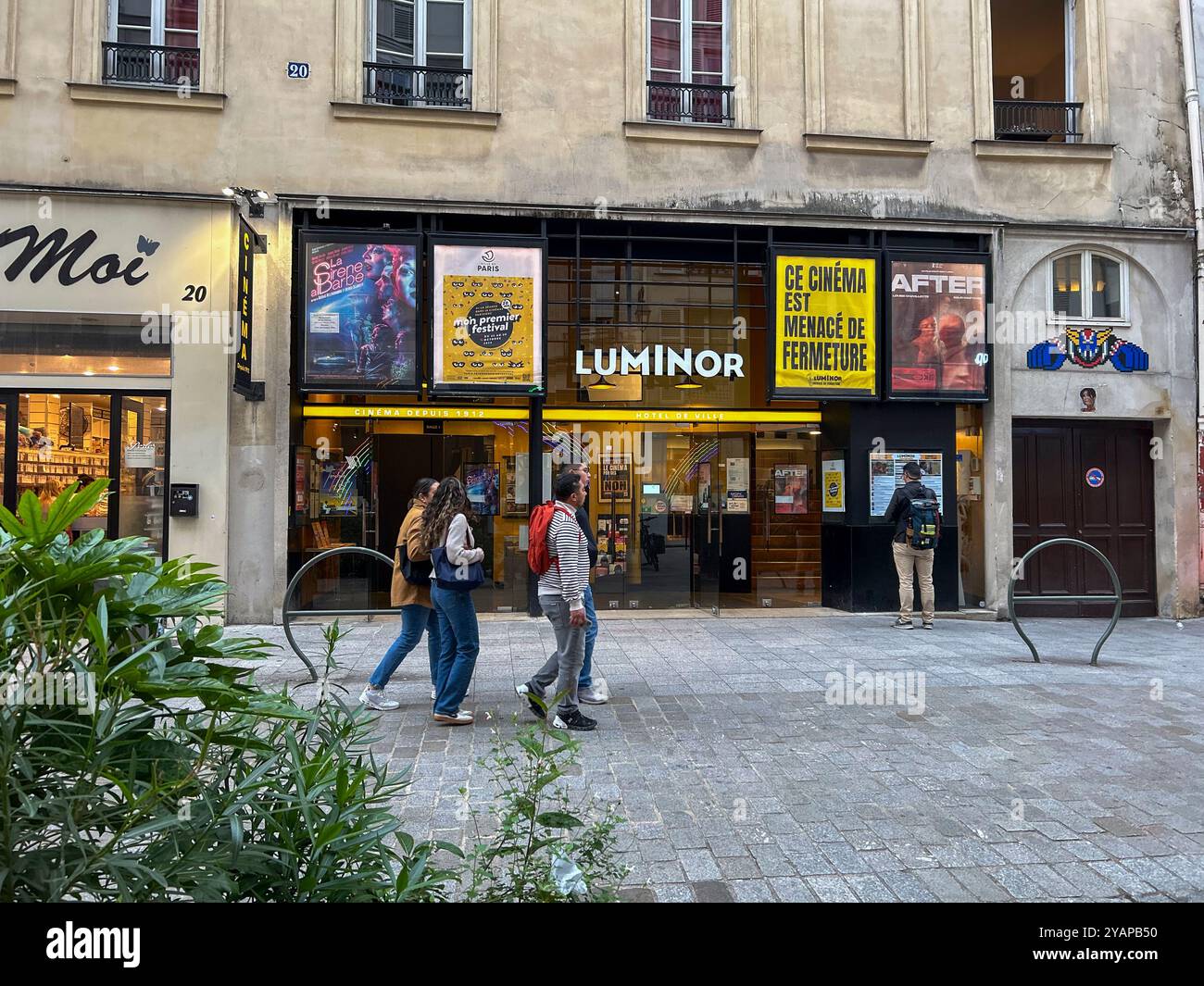 Parigi, Francia, gruppi di persone che camminano per strada, cinema indipendente francese, cinema cinematografico, "Luminor", Marais Foto Stock