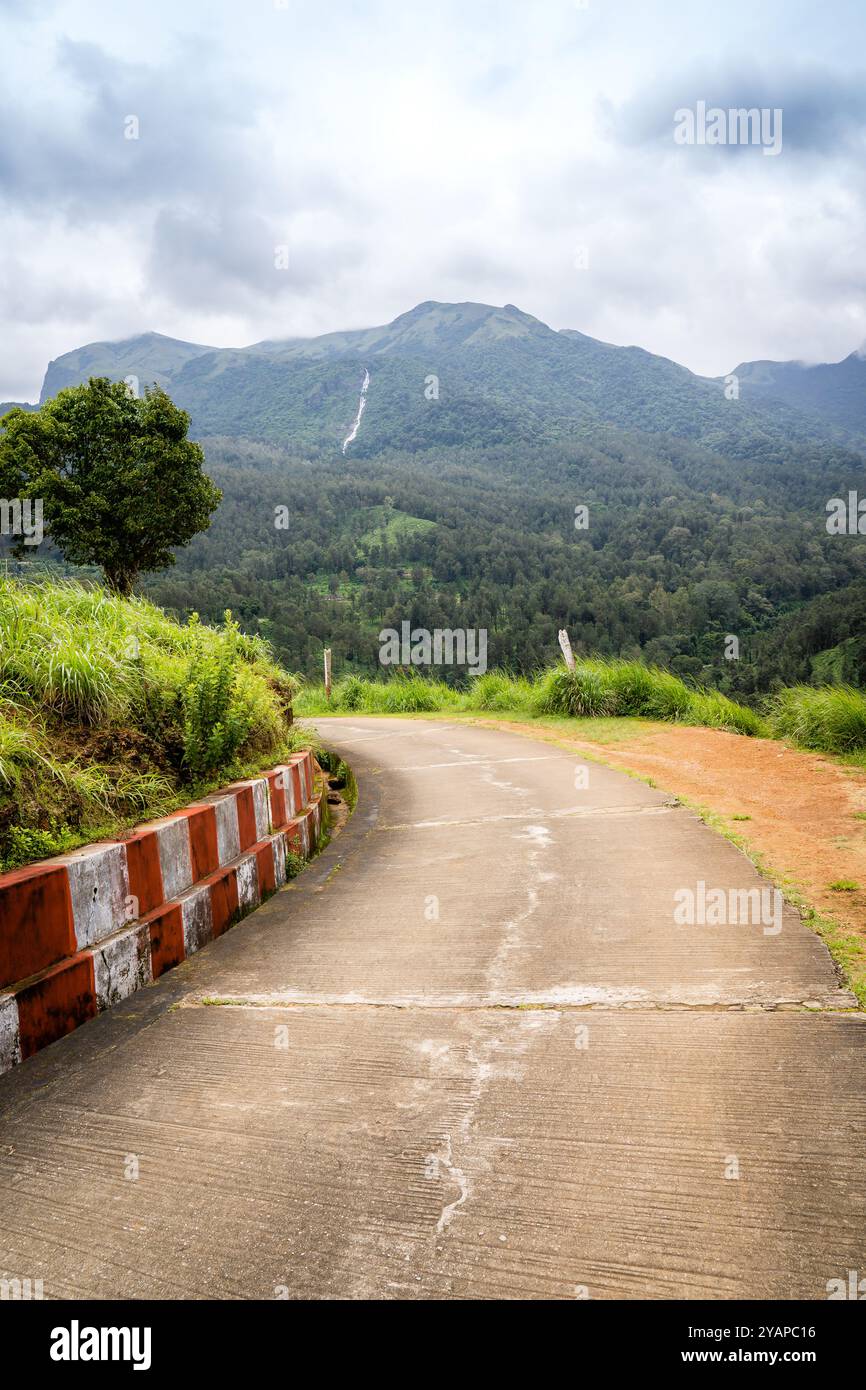 Yellamalai da Gudalur, Tamil Nadu - Un villaggio di piantagioni nel distretto Tamil Nadu Neelagiri. Foto Stock