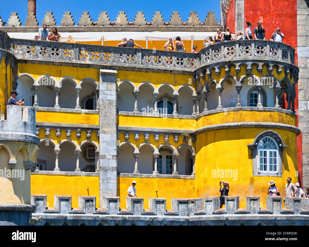 Il colorato Palacio da pena, sito patrimonio dell'umanità dell'UNESCO, completato nel 1854 in stile romanico, Sintra, Portogallo Foto Stock