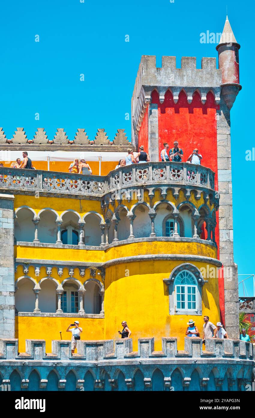 Il colorato Palacio da pena, sito patrimonio dell'umanità dell'UNESCO, completato nel 1854 in stile romanico, Sintra, Portogallo Foto Stock