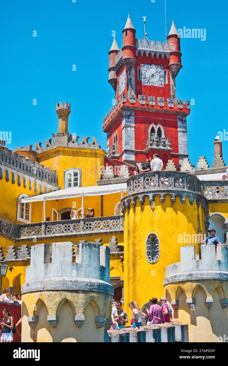 Il colorato Palacio da pena, sito patrimonio dell'umanità dell'UNESCO, completato nel 1854 in stile romanico, Sintra, Portogallo Foto Stock