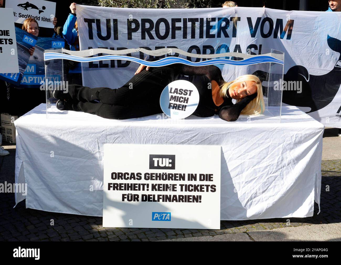Sarah Connor legt sich in ein Mini-Aquarium und protestiert mit Peta-Aktivisten vor dem Tui-Reisebüro für die Freilassung von Orca-Walen. *** Sarah Connor giace in un mini acquario e protesta con attivisti Peta di fronte all'agenzia di viaggi Tui per il rilascio delle orche Foto Stock