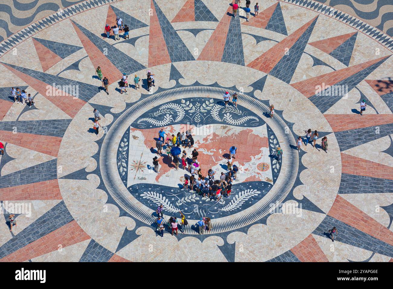 Tourist on the Compass Rose (Rosa dos Ventos) Mappa mundi, Monumento alle scoperte (Padrao dos Descobrimentos), Belem, Lisbona, Portogallo Foto Stock