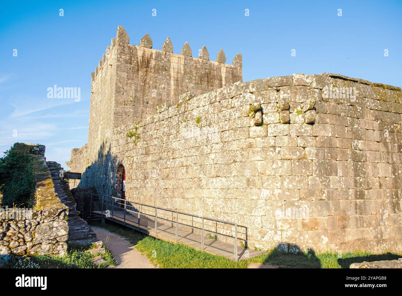 Mura del castello medievale del villaggio di Lindoso. Ponte da barca. Portogallo Foto Stock