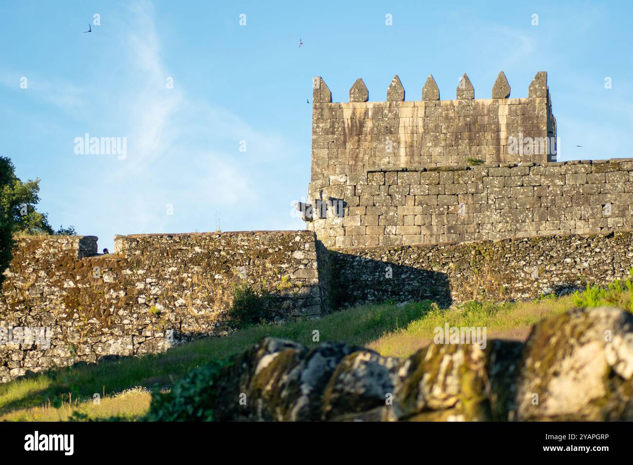 Mura del castello medievale del villaggio di Lindoso. Ponte da barca. Portogallo settentrionale Foto Stock