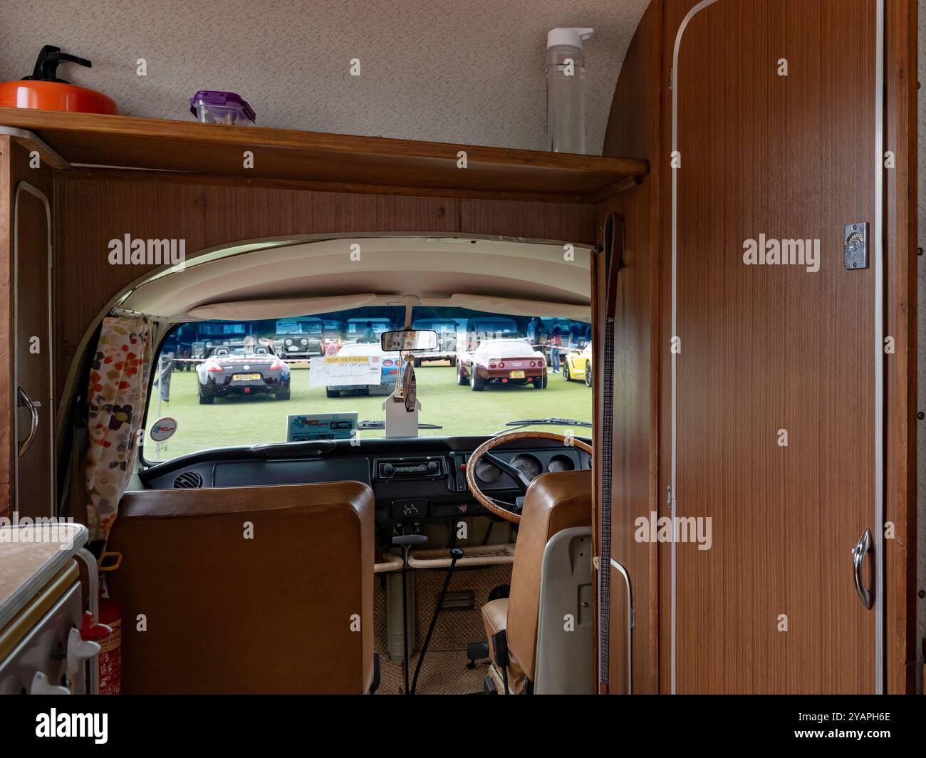 Veicolo a motore VW sudafricano restaurato parcheggiato (cabina principale all'interno in primo piano, sedili anteriori marroni, porta effetto legno) - Burley a Wharfedale, Inghilterra, Regno Unito. Foto Stock