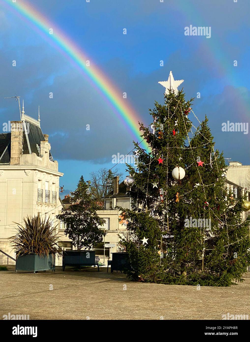 Arcobaleno e albero di Natale a Parthenay in Francia Foto Stock