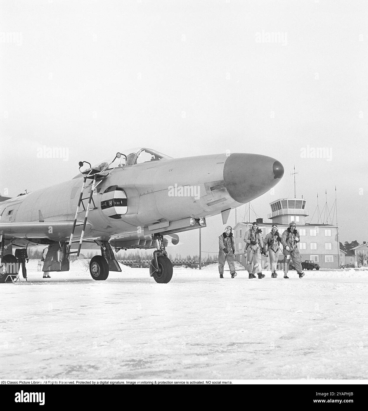 Saab 32 Lansen. Un aereo da caccia svedese a due posti prodotto dalla Saab, qui con piloti in viaggio verso l'aereo sulla flottiglia aerea F6 a Karlsborg nel 1958. Roland Palm rif. 11-2-4 Foto Stock
