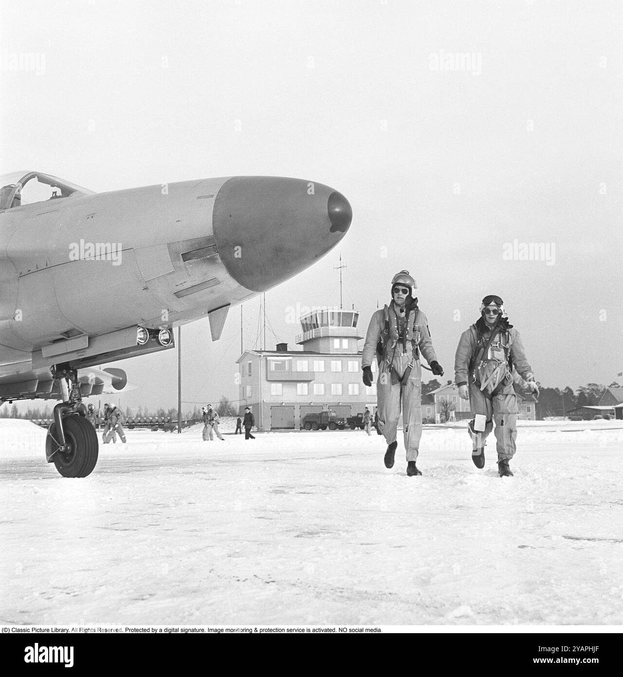 Saab 32 Lansen. Un aereo da caccia svedese a due posti prodotto dalla Saab, qui con piloti in viaggio verso l'aereo sulla flottiglia aerea F6 a Karlsborg nel 1958. Roland Palm rif. 11-2-5 Foto Stock