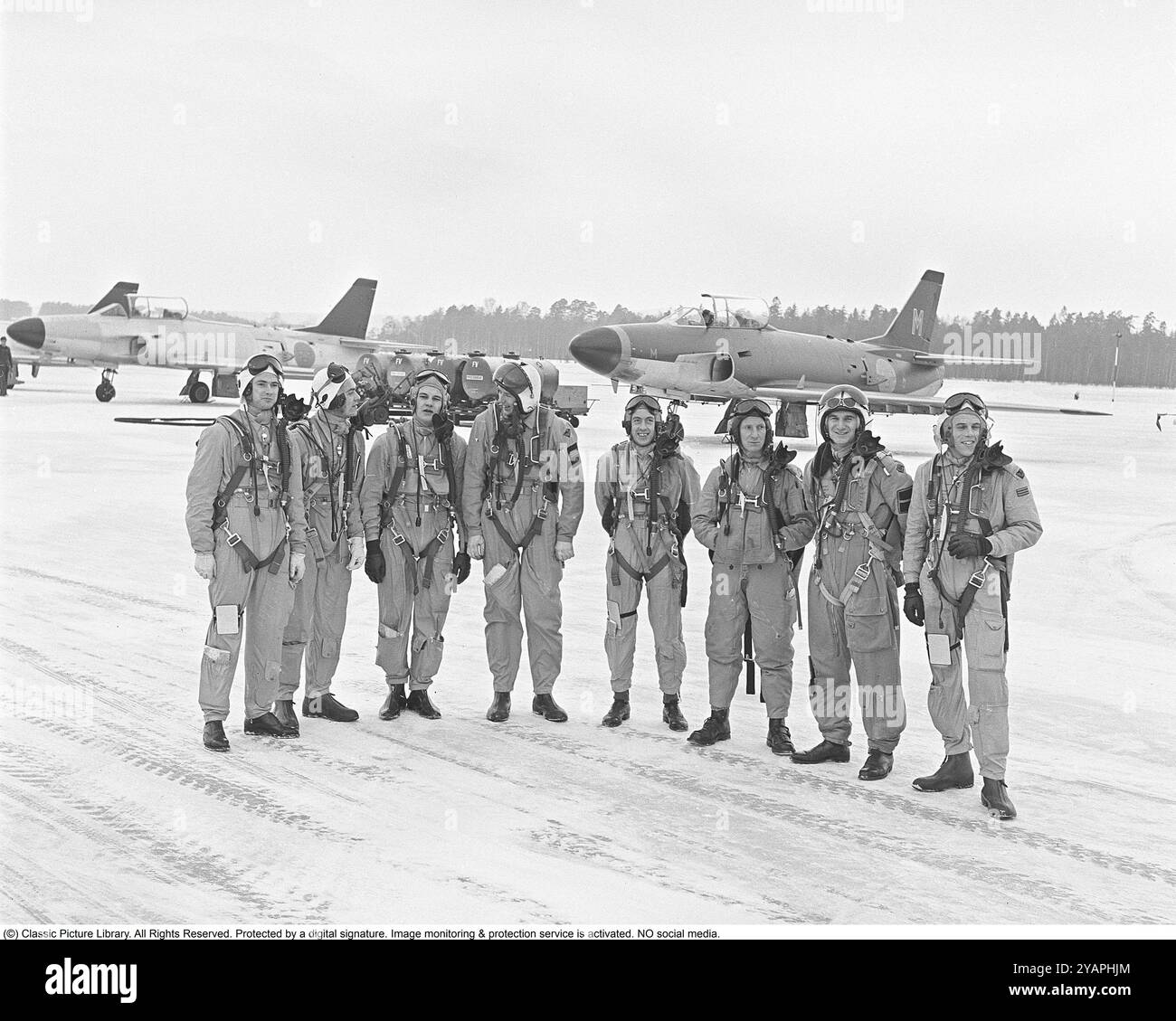 Saab 32 Lansen. Un aereo da caccia svedese a due posti prodotto dalla Saab. Nella foto un gruppo di piloti Lansen alla F6 Air flotilla di Karlsborg nel 1958 con velivoli Lansen sullo sfondo. Roland Palm rif. 11-2-8 Foto Stock