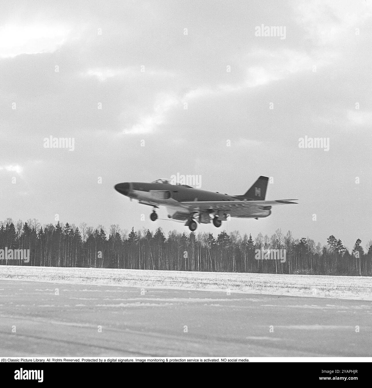 Saab 32 Lansen. Un aereo da caccia svedese biposto prodotto dalla Saab decolla dalla pista della flottiglia aerea F6 a Karlsborg nel 1958. Roland Palm rif. 11-2-2 Foto Stock