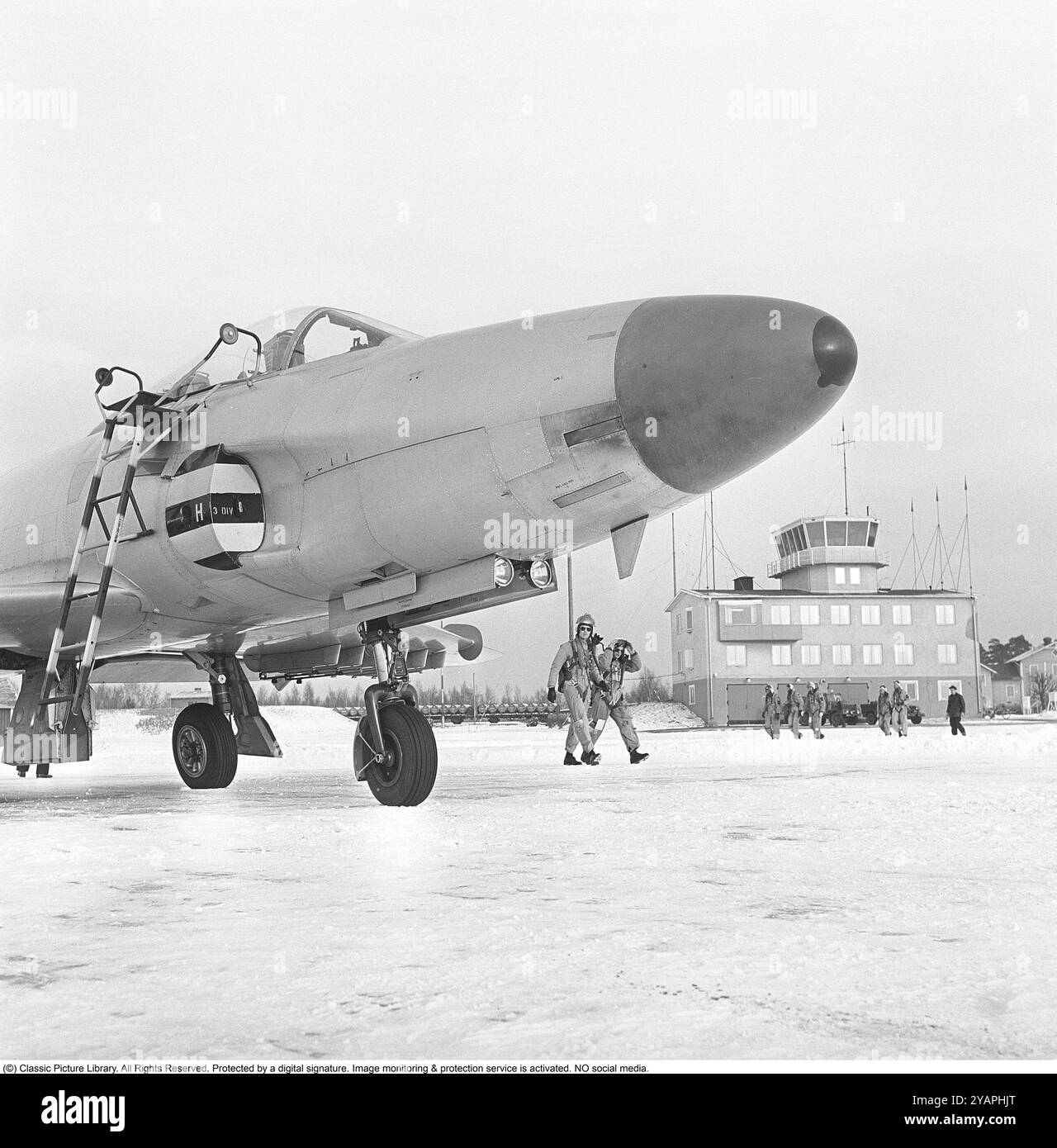 Saab 32 Lansen. Un aereo da caccia svedese a due posti prodotto dalla Saab, qui con piloti in viaggio verso l'aereo sulla flottiglia aerea F6 a Karlsborg nel 1958. Roland Palm rif. 11-2-6 Foto Stock
