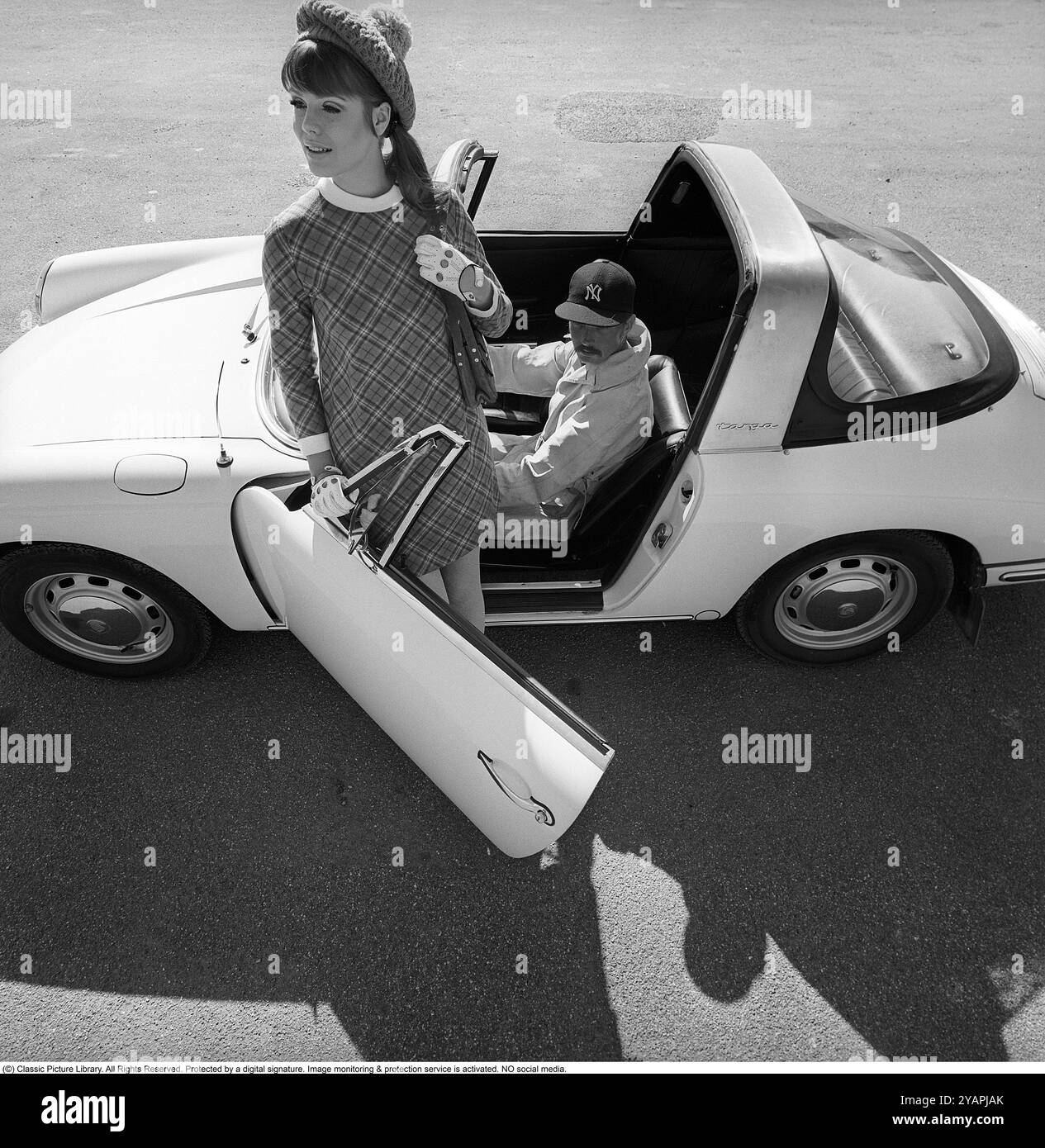 Porsche giugno 1967. Una modella di moda vestita alla moda dell'anno con una Porsche 911 targa Soft Window. Una capote con lunotto in vinile nel cofano, da cui il soprannome di finestrino morbido. Nel sedile pilota il pilota professionista Sten Axelsson che stava correndo Porsche in quel momento. Foto scattata con Hasselblad Foto Stock