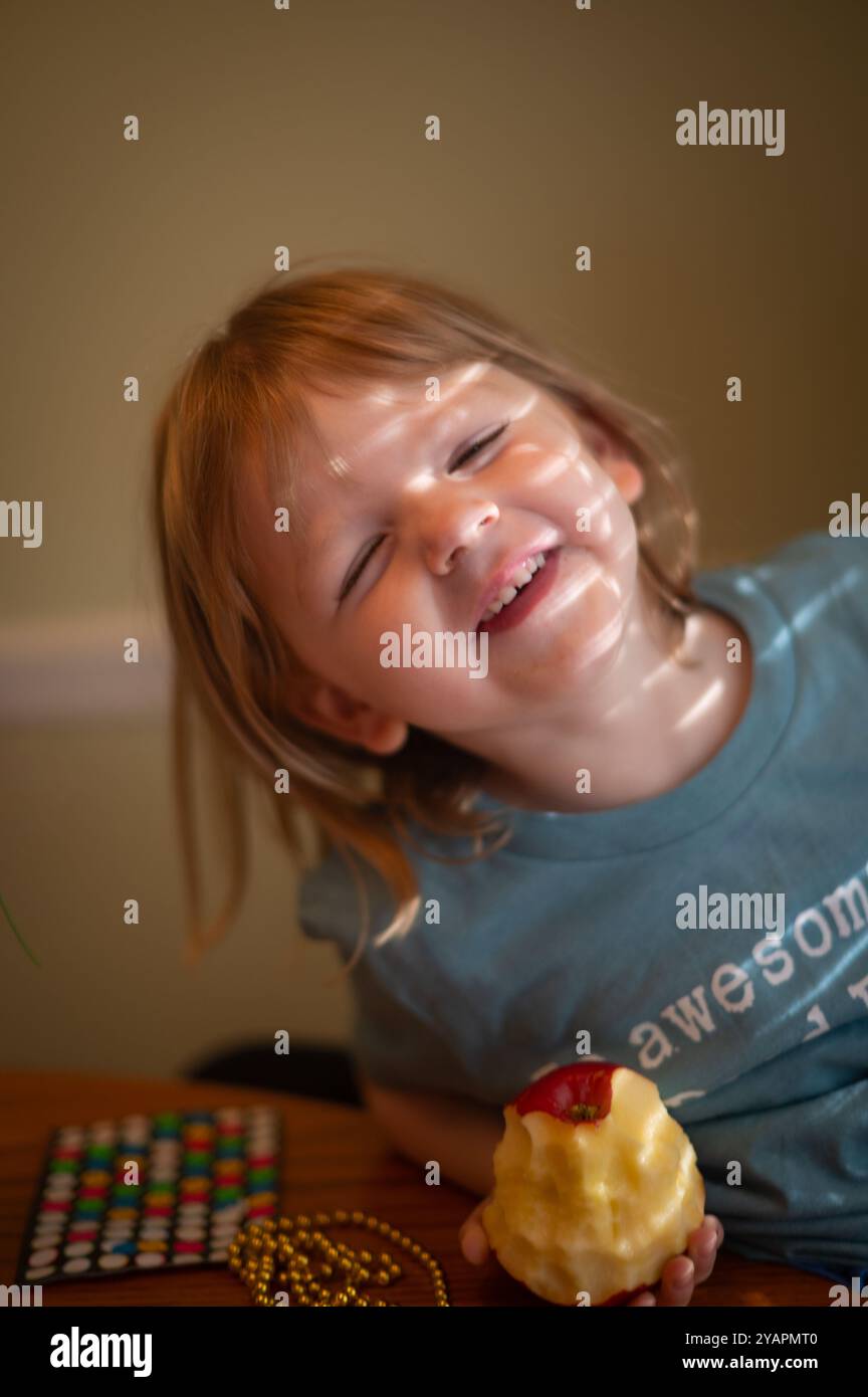 Quattro anni con un nuovo taglio di capelli Foto Stock