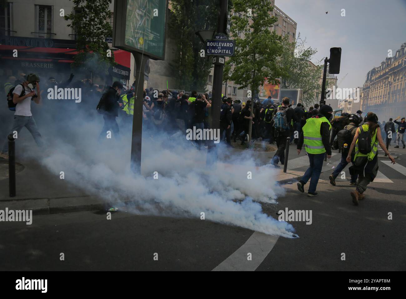 Proteste del giorno di maggio nella capitale francese con scontri scoppiati tra alcuni dei manifestanti e la polizia. Molti manifestanti di gilet gialli si sono Uniti al rally così come alcuni gruppi anti-capitalisti del blocco Nero. Diverse centinaia di agenti di polizia erano stati dispiegati a Parigi, e spararono gas lacrimogeni e usarono accuse di bastone per respingere i manifestanti. Migliaia di persone hanno partecipato alla manifestazione del maggio di quest'anno in Francia per lottare per i diritti dei lavoratori e per protestare contro le politiche economiche del presidente Emmanuel Macron. Secondo il sindacato francese CGT, tutte le marce in Francia erano pacifiche, con l'uscita Foto Stock