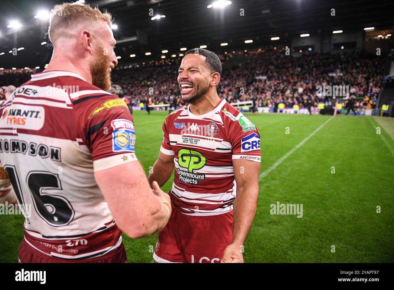 Manchester, Inghilterra - 12 novembre 2024 - Luke Thompson dei Wigan Warriors e Kruise Leeming dei Wigan Warriors celebrano la finale vincente. Rugby League, Betfred Super League Grand Final, , Wigan Warriors vs Hull Kingston Rovers a Old Trafford, Manchester, UK Dean Williams Foto Stock