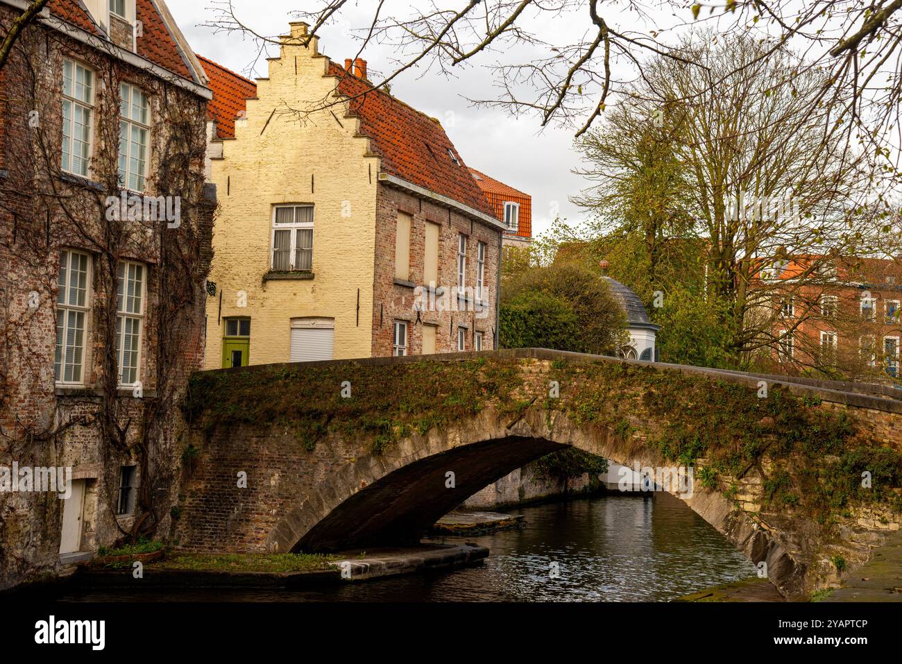 Vecchio ponte pedonale nella medievale Bruges, Belgio. Foto Stock