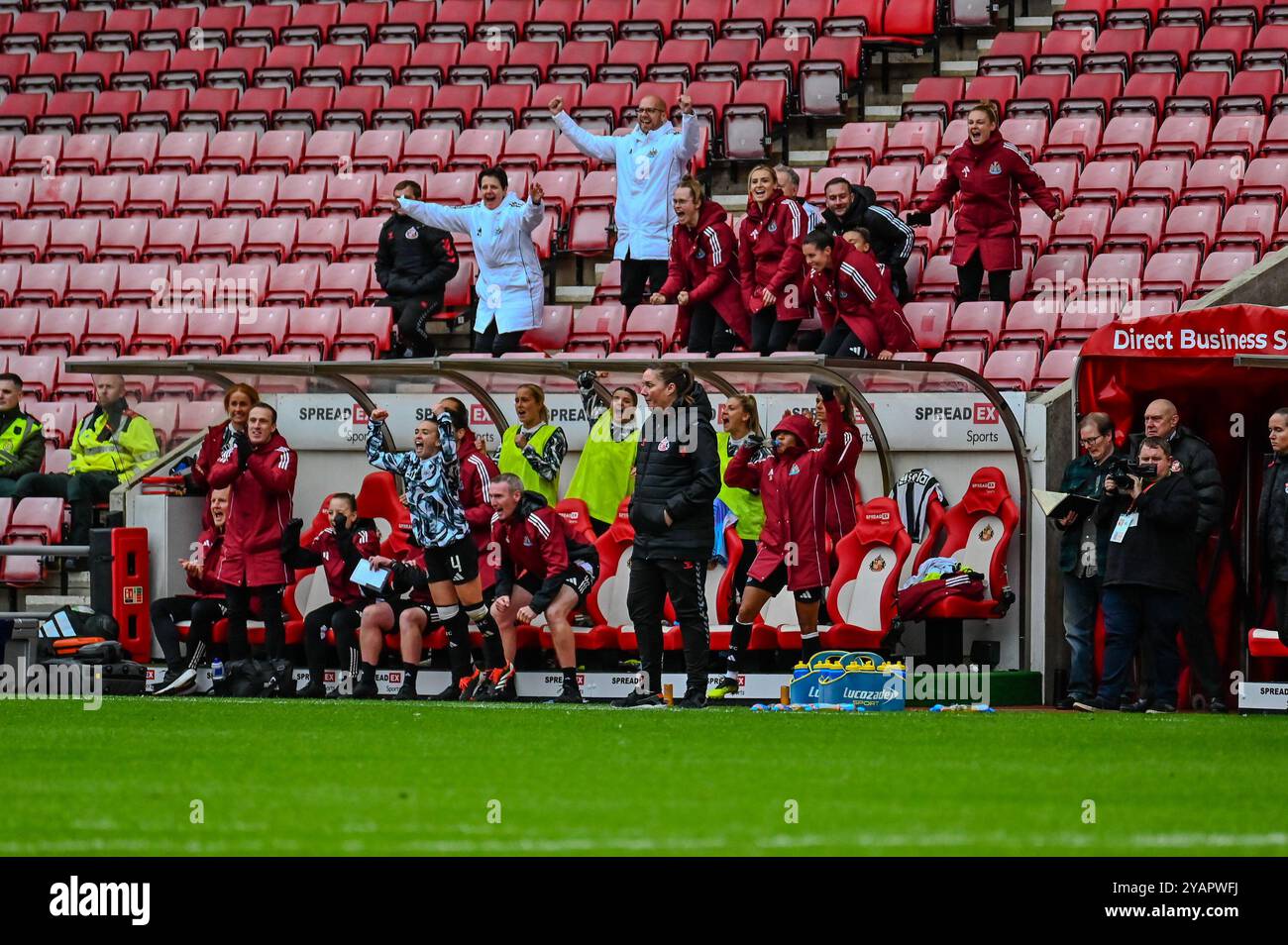 Mel Reay, capo-allenatore delle Sunderland Women, guarda mentre la sua squadra viene sconfitta nel Wear Tyne Derby contro il Newcastle United Women. Foto Stock