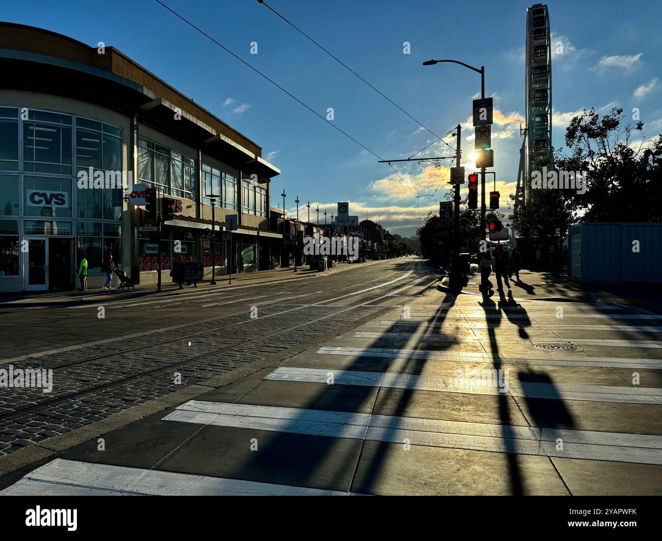 Vista suggestiva al tramonto dell'attraversamento pedonale a Embarcadero e Jefferson con la ruota panoramica Sky Star. Foto Stock