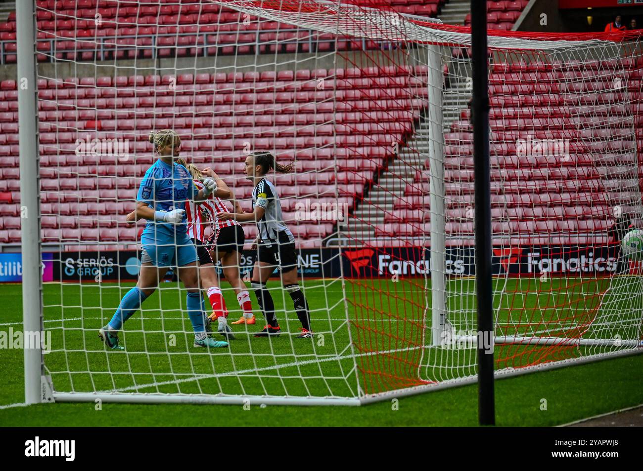 Claudia Moan, portiere del Newcastle United Women, guarda il colpo di testa di Emily Scarr sul retro della rete nel Wear Tyne Derby. Foto Stock