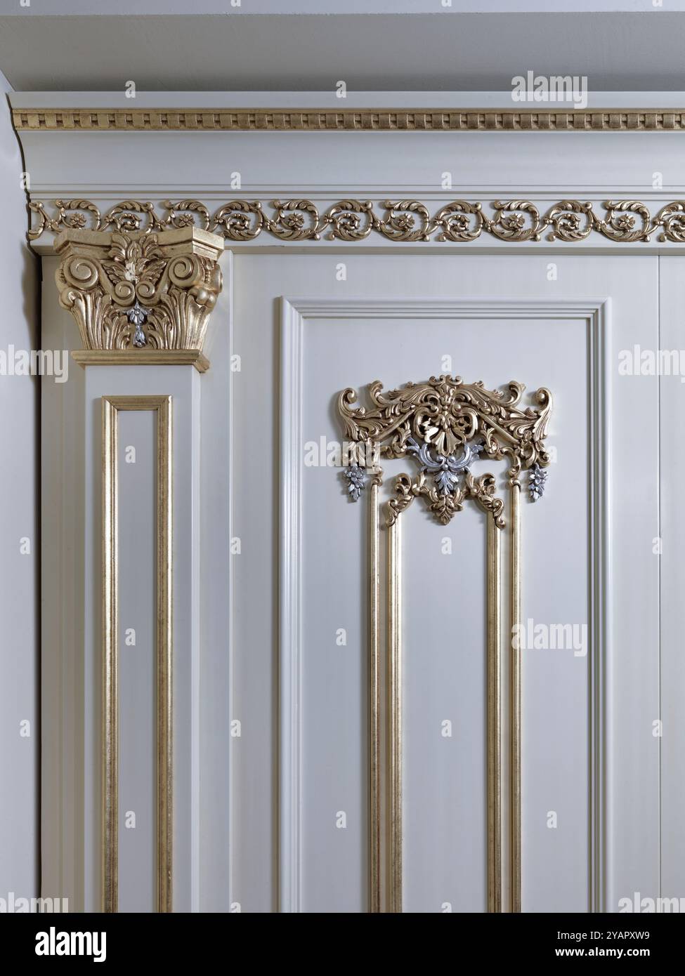 Dettaglio di un muro di cinghiale con ornamenti dorati Foto Stock