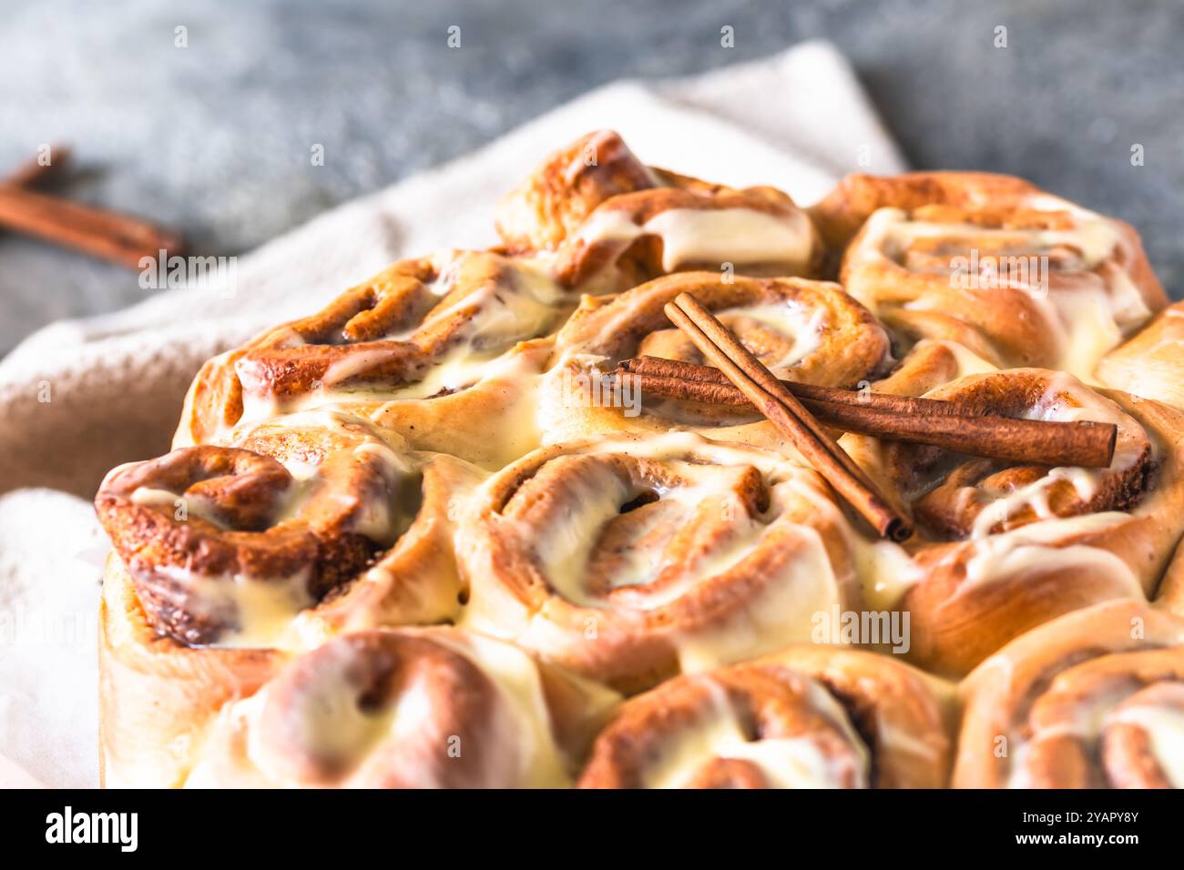 Involtini alla cannella tradizionali svedesi su sfondo grigio, primo piano Foto Stock