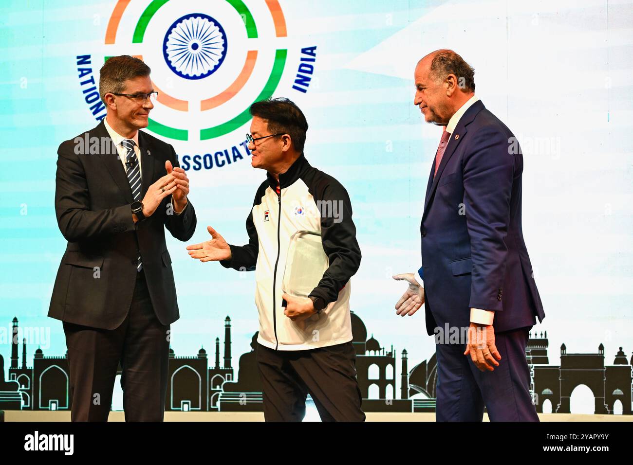 Delhi, INDIA. 14 ottobre 2024. Yang Ji-in della Repubblica di Corea ha ricevuto il riconoscimento ISSF Athlete of the Year 2024 per i loro risultati nel corso dell'anno, il suo membro del team ha ricevuto il premio per conto di lei che viene presentato durante la cerimonia di apertura della finale della Coppa del mondo ISSF 2024 a Delhi, INDIA. Credito: Ranjith Kumar/Alamy Live News. Foto Stock