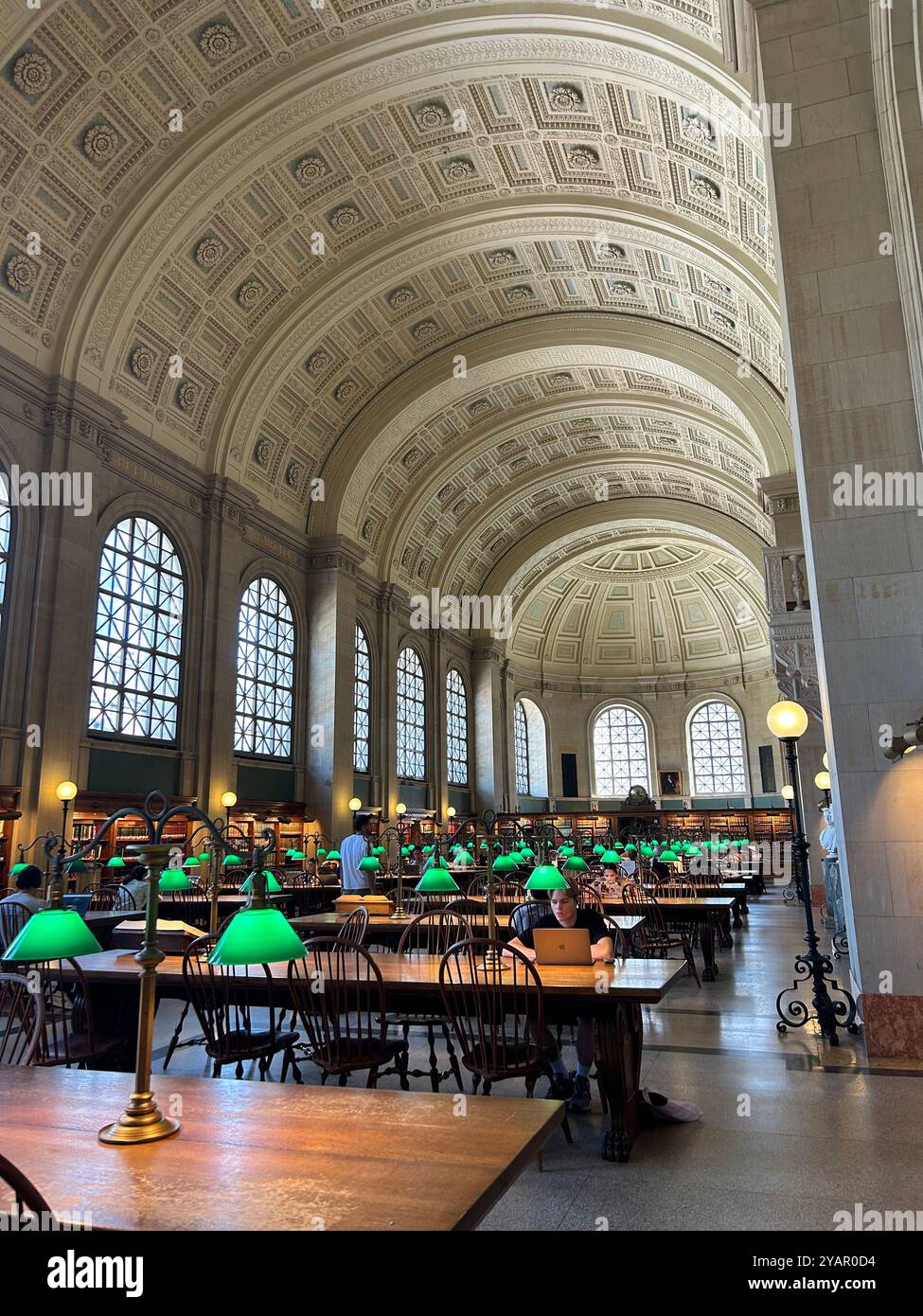 Sala lettura Bates Hall, edificio McKim, Boston Public Library, Boston, Massachusetts, STATI UNITI Foto Stock