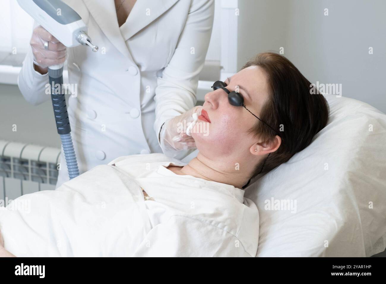 Il laser avanzato funziona sul tatuaggio delle labbra, immagine di correzione moderna. Sottolinea l'evoluzione delle procedure cosmetiche Foto Stock