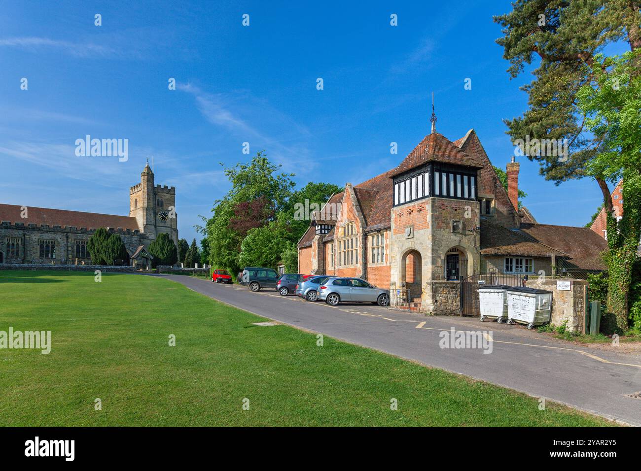 Inghilterra, Kent, Benenden, The Green con St. George's Church e il Village School Building Foto Stock