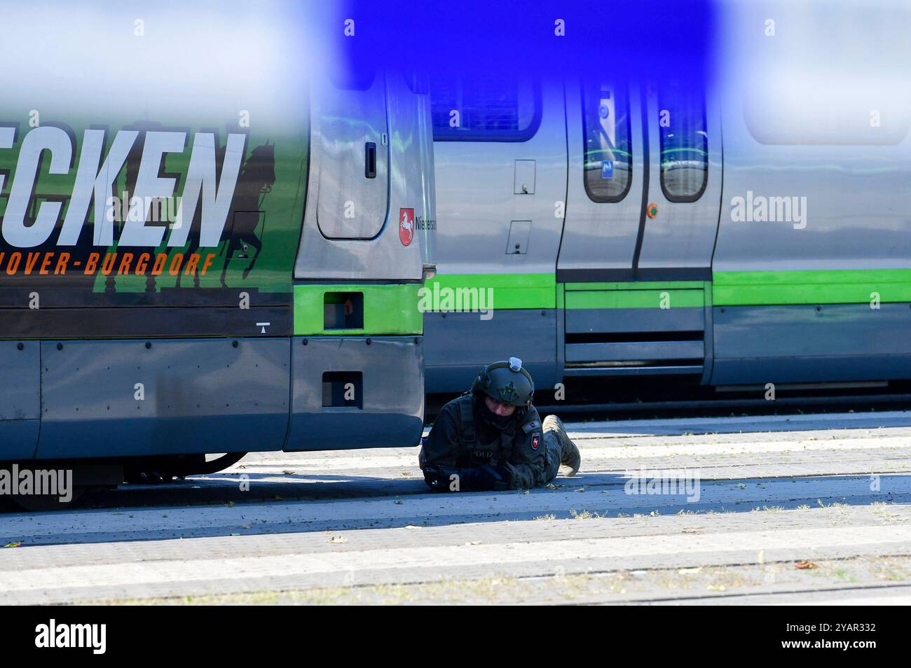 Großübung Terroranschlag: Hannover probt den Ernstfall einer Geiselnahme in einem Bus auf dem Üstra-Betriebshof Glocksee. Hnnover, 21.09.2024 *** grande esercitazione attacco terroristico Hannover prova l'emergenza di una situazione di ostaggio in un autobus presso il deposito di Üstra Glocksee Hnnover, 21 09 2024 foto:Xn.xHeuselx/xFuturexImagex terroruebung 4021 Foto Stock