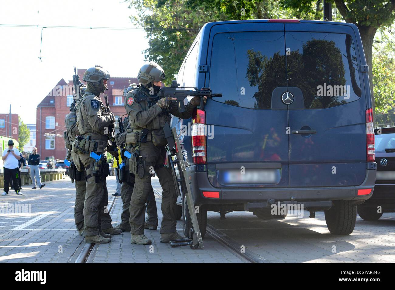 Großübung Terroranschlag: Hannover probt den Ernstfall einer Geiselnahme in einem Bus auf dem Üstra-Betriebshof Glocksee. Hnnover, 21.09.2024 *** grande esercitazione attacco terroristico Hannover prova l'emergenza di una situazione di ostaggio in un autobus presso il deposito di Üstra Glocksee Hnnover, 21 09 2024 foto:Xn.xHeuselx/xFuturexImagex terroruebung 4015 Foto Stock