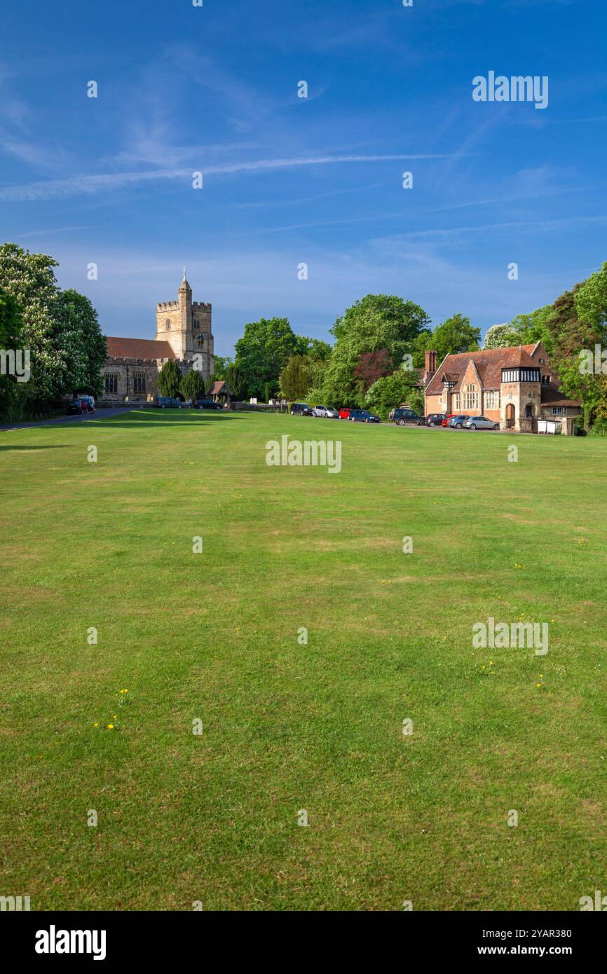 Inghilterra, Kent, Benenden, The Green con St. George's Church e il Village School Building Foto Stock