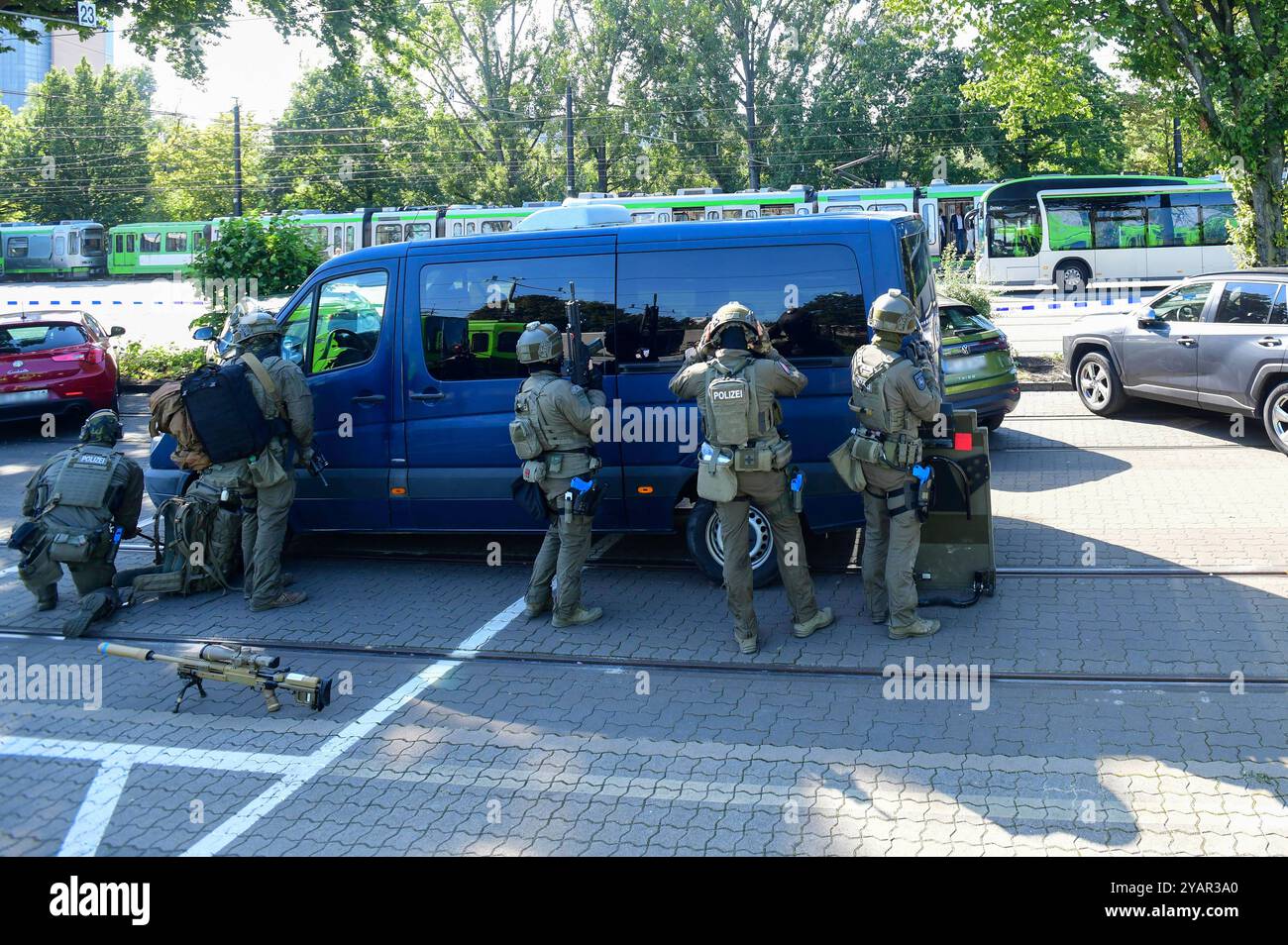 Großübung Terroranschlag: Hannover probt den Ernstfall einer Geiselnahme in einem Bus auf dem Üstra-Betriebshof Glocksee. Hnnover, 21.09.2024 *** grande esercitazione attacco terroristico Hannover prova l'emergenza di una situazione di ostaggio in un autobus presso il deposito di Üstra Glocksee Hnnover, 21 09 2024 foto:Xn.xHeuselx/xFuturexImagex terroruebung 4031 Foto Stock