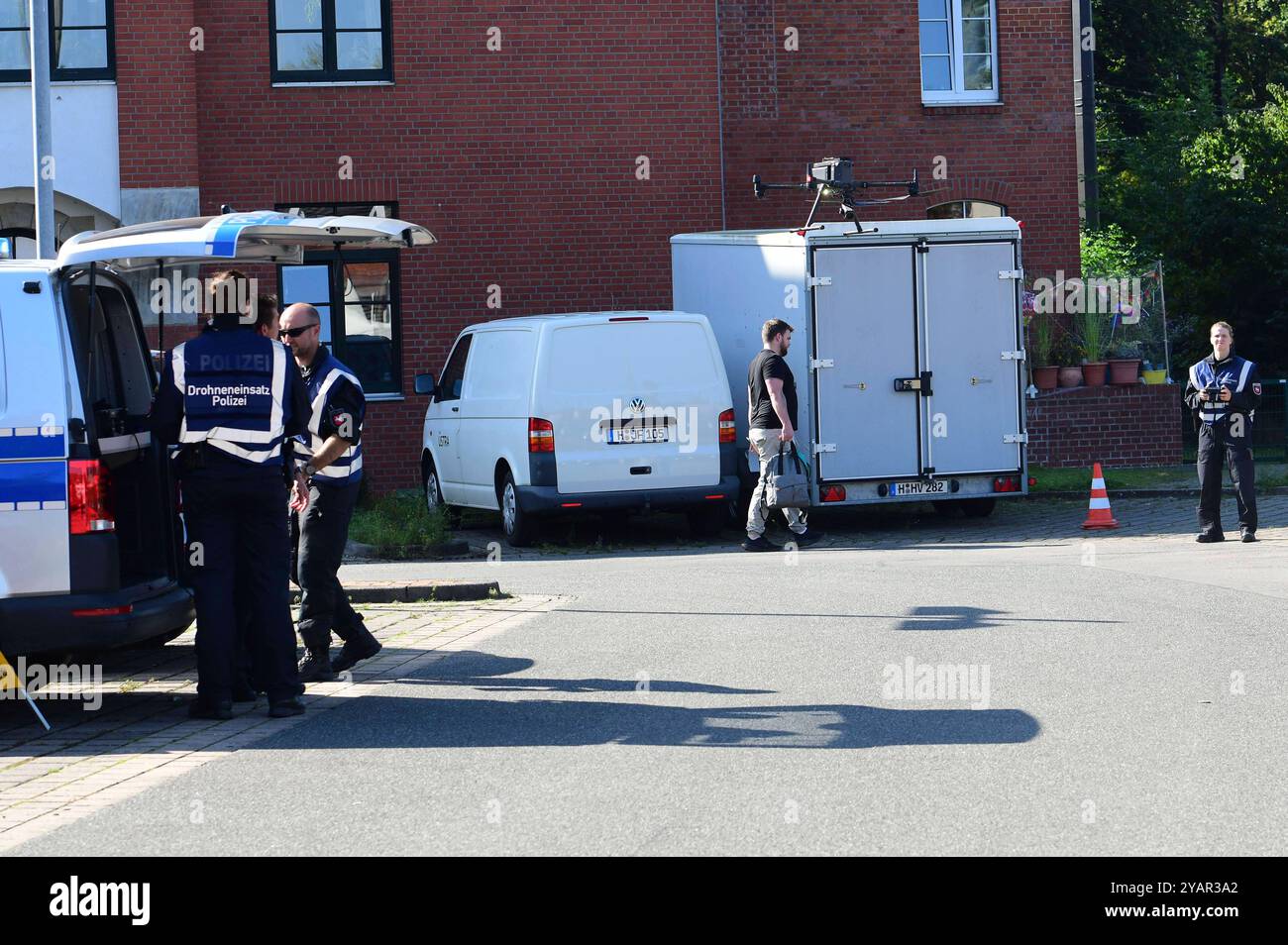 Großübung Terroranschlag: Hannover probt den Ernstfall einer Geiselnahme in einem Bus auf dem Üstra-Betriebshof Glocksee. Hnnover, 21.09.2024 *** grande esercitazione attacco terroristico Hannover prova l'emergenza di una situazione di ostaggio in un autobus presso il deposito di Üstra Glocksee Hnnover, 21 09 2024 foto:Xn.xHeuselx/xFuturexImagex terroruebung 4043 Foto Stock