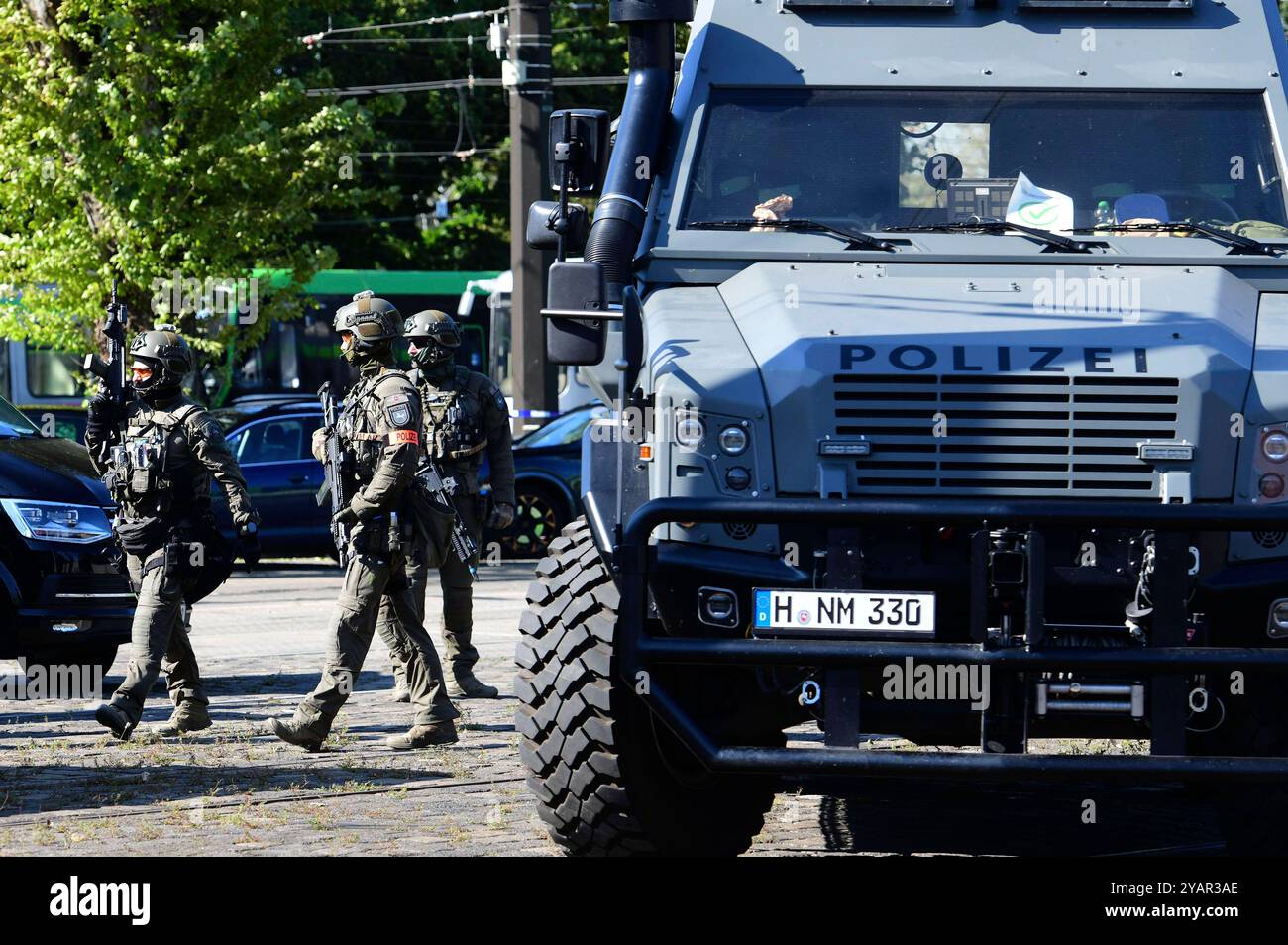 Großübung Terroranschlag: Hannover probt den Ernstfall einer Geiselnahme in einem Bus auf dem Üstra-Betriebshof Glocksee. Hnnover, 21.09.2024 *** grande esercitazione attacco terroristico Hannover prova l'emergenza di una situazione di ostaggio in un autobus presso il deposito di Üstra Glocksee Hnnover, 21 09 2024 foto:Xn.xHeuselx/xFuturexImagex terroruebung 4041 Foto Stock