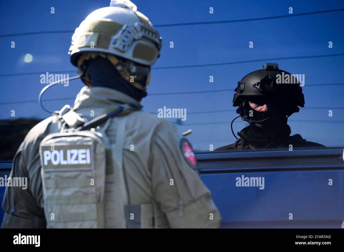 Großübung Terroranschlag: Hannover probt den Ernstfall einer Geiselnahme in einem Bus auf dem Üstra-Betriebshof Glocksee. Hnnover, 21.09.2024 *** grande esercitazione attacco terroristico Hannover prova l'emergenza di una situazione di ostaggio in un autobus presso il deposito di Üstra Glocksee Hnnover, 21 09 2024 foto:Xn.xHeuselx/xFuturexImagex terroruebung 4026 Foto Stock