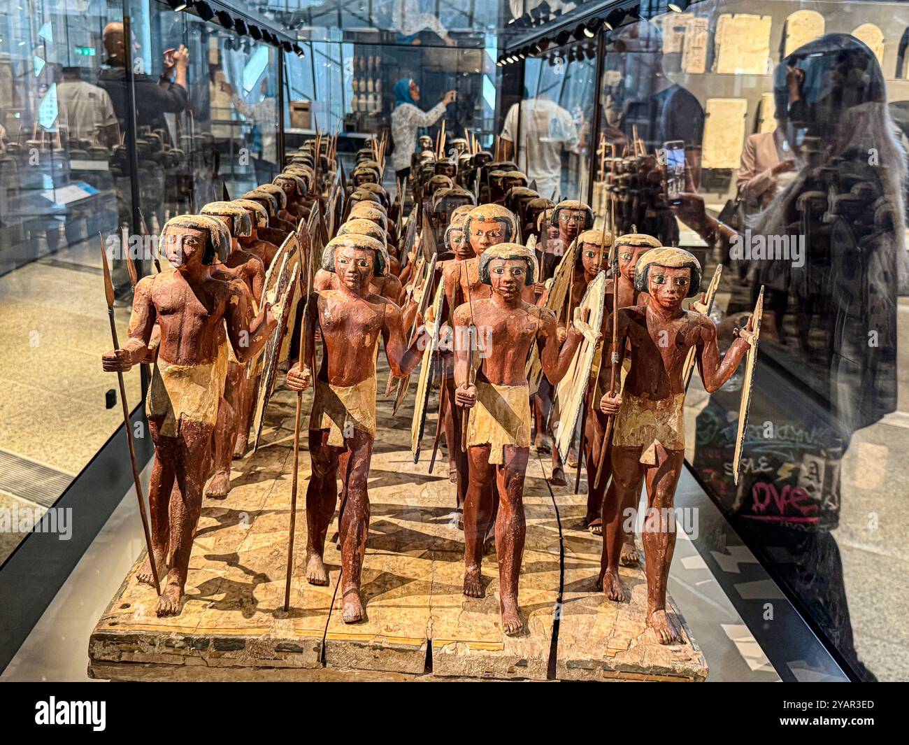 Giza. 16 ottobre 2024. Questa foto scattata il 15 ottobre 2024 mostra mostre presso una sala espositiva del Grand Egyptian Museum di Giza, Egitto. Il Grand Egyptian Museum ha annunciato martedì le operazioni di prova delle sue gallerie principali, a partire dal 16 ottobre 2024, offrendo ai visitatori un'anteprima esclusiva di dodici sale espositive con manufatti che spaziano dalla preistoria all'epoca romana. Questa fase di prova fa parte degli sforzi in corso del museo per garantire un'esperienza di visita senza interruzioni prima della sua apertura ufficiale. Crediti: Ahmed Gomaa/Xinhua/Alamy Live News Foto Stock