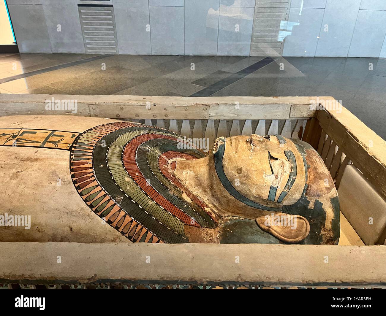 Giza. 16 ottobre 2024. Questa foto scattata il 15 ottobre 2024 mostra una mostra in una sala espositiva del Grand Egyptian Museum di Giza, Egitto. Il Grand Egyptian Museum ha annunciato martedì le operazioni di prova delle sue gallerie principali, a partire dal 16 ottobre 2024, offrendo ai visitatori un'anteprima esclusiva di dodici sale espositive con manufatti che spaziano dalla preistoria all'epoca romana. Questa fase di prova fa parte degli sforzi in corso del museo per garantire un'esperienza di visita senza interruzioni prima della sua apertura ufficiale. Crediti: Sui Xiankai/Xinhua/Alamy Live News Foto Stock