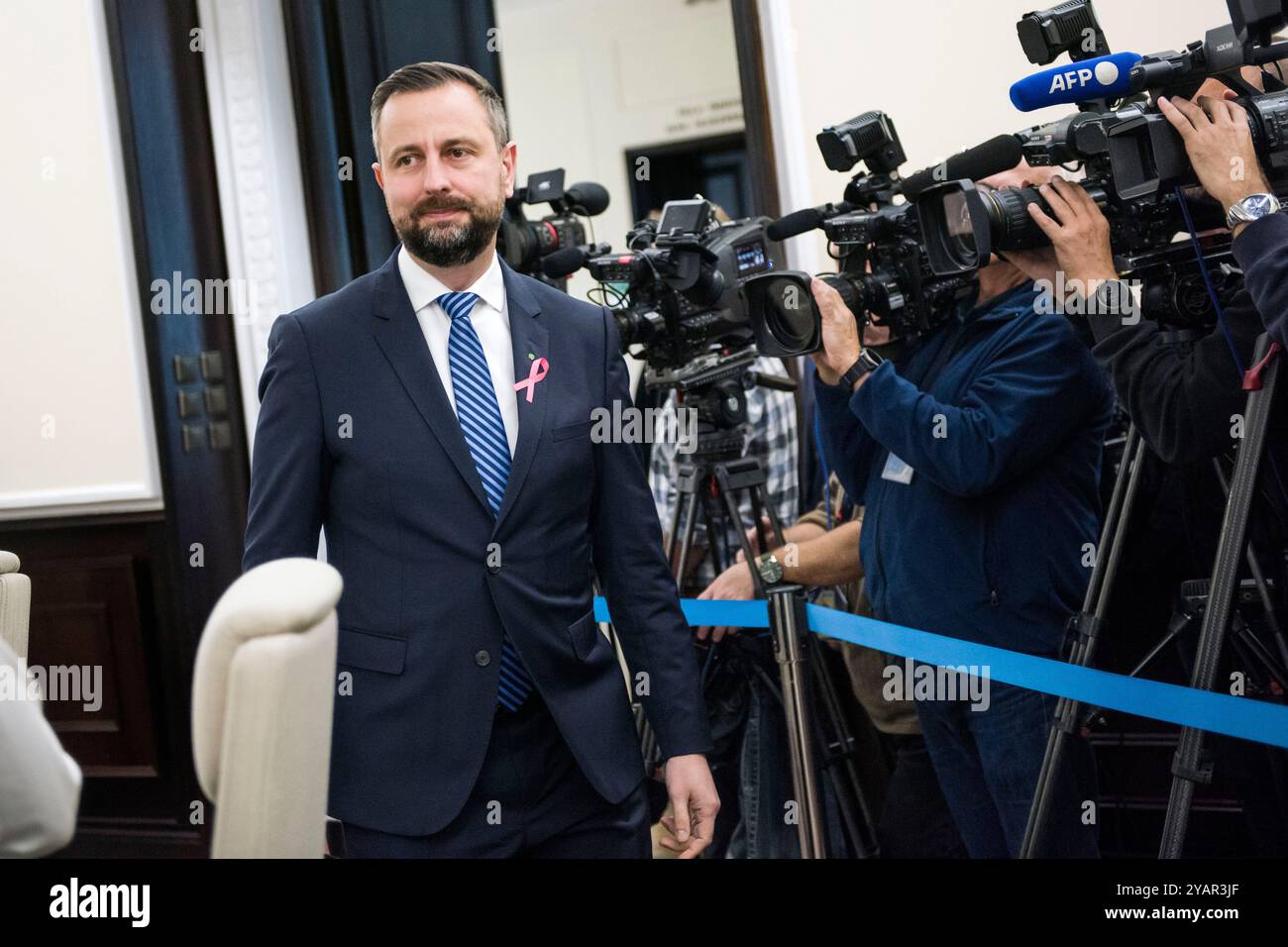 Varsavia, Polonia. 15 ottobre 2024. Wladyslaw Kosiniak-Kamysz, vice primo ministro e ministro della difesa nazionale partecipa alla riunione del governo presso la Cancelleria del primo ministro. Il Consiglio dei ministri di Donald Tusk si è riunito per discutere la strategia di migrazione del governo polacco per il periodo 2025-2030. Il risultato della discussione è creare regole chiare, trasparenti e sicure per l'immigrazione in Polonia. Il documento è denominato "riacquisizione del controllo". Garantire la sicurezza. Strategia globale e responsabile in materia di migrazione della Polonia per il periodo 2025-2030". Credito: SOPA Images Limited/Alamy Live News Foto Stock